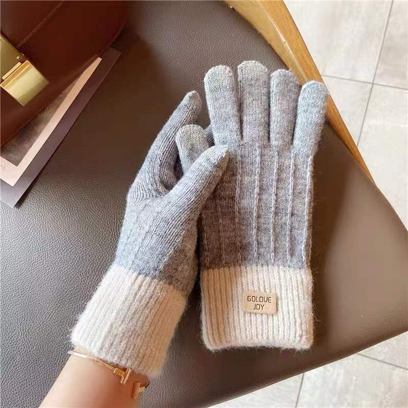 Brown knit gloves with contrast ribbed cuff