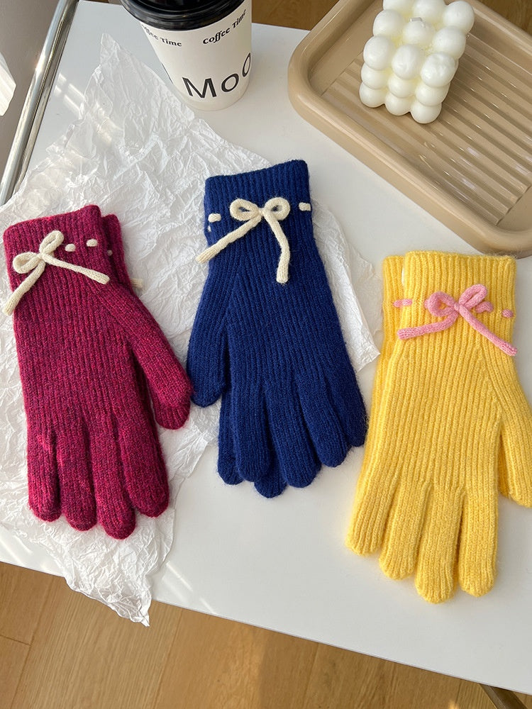 Pink ribbed knit gloves with bow
