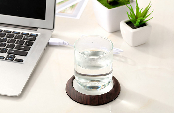 Wood look USB coaster warmer with mug