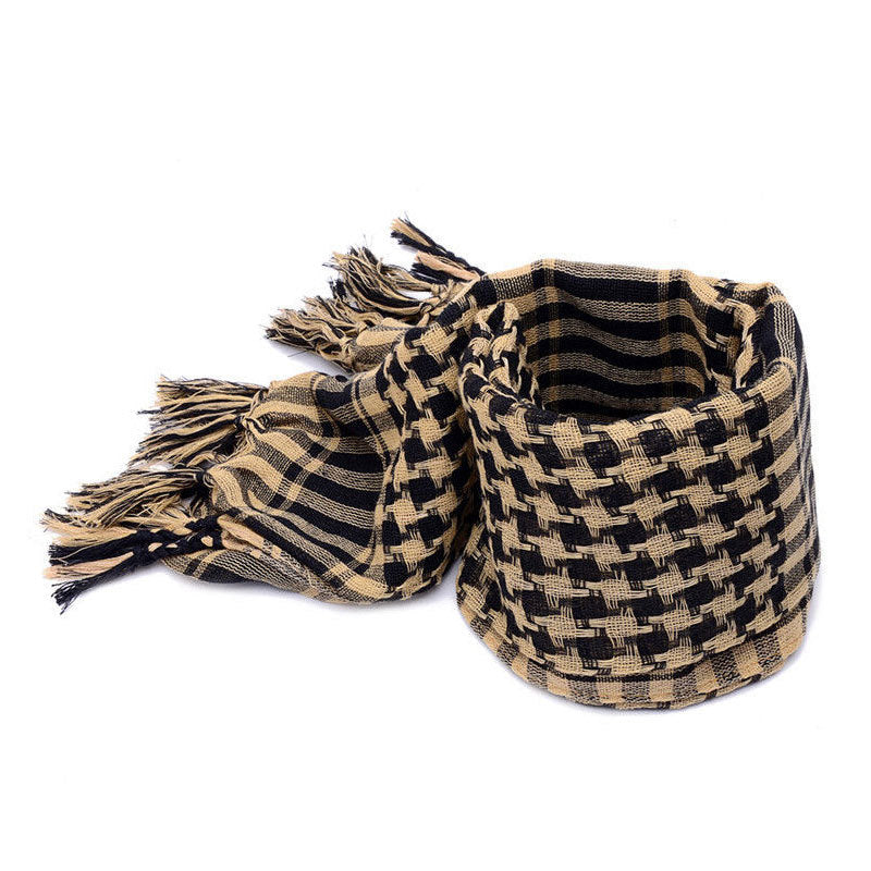 Man wearing a tan shemagh scarf