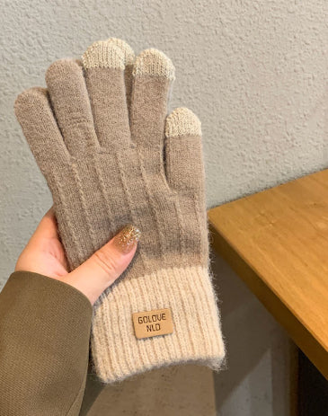 Brown knit gloves with contrast ribbed cuff
