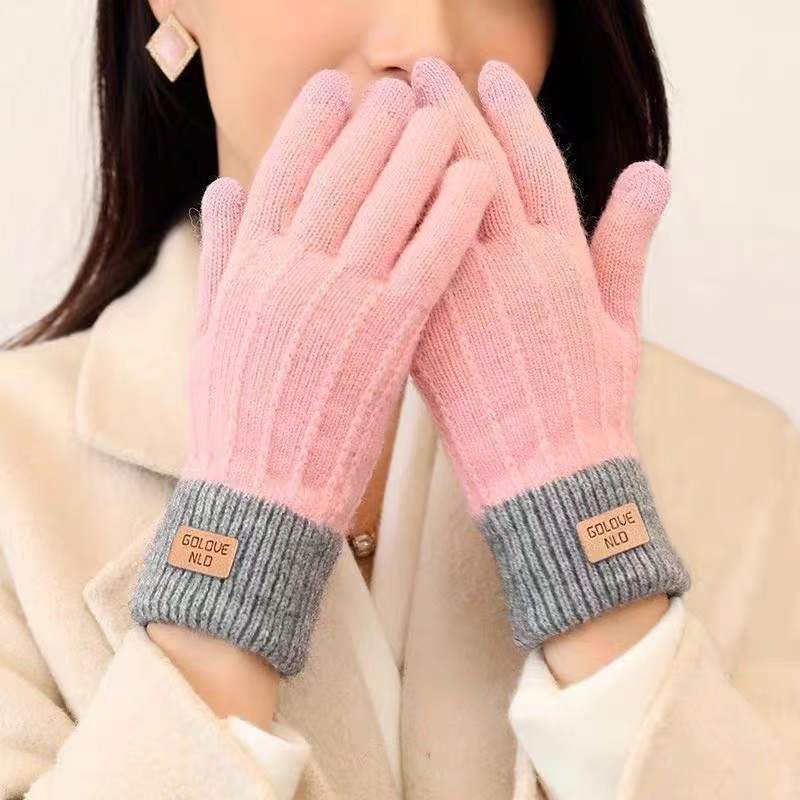 Brown knit gloves with contrast ribbed cuff