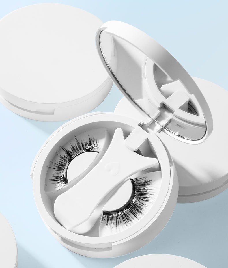Magnetic eyelashes in round mirror case