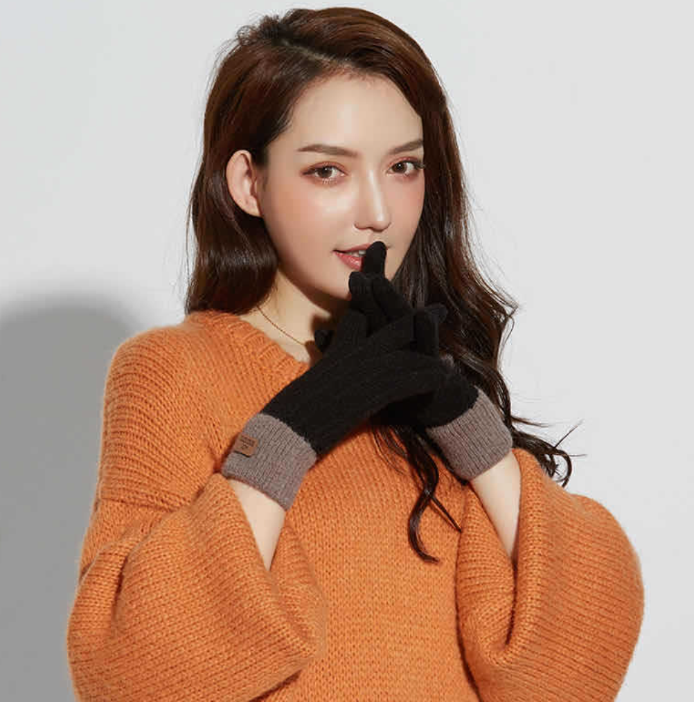 Brown knit gloves with contrast ribbed cuff