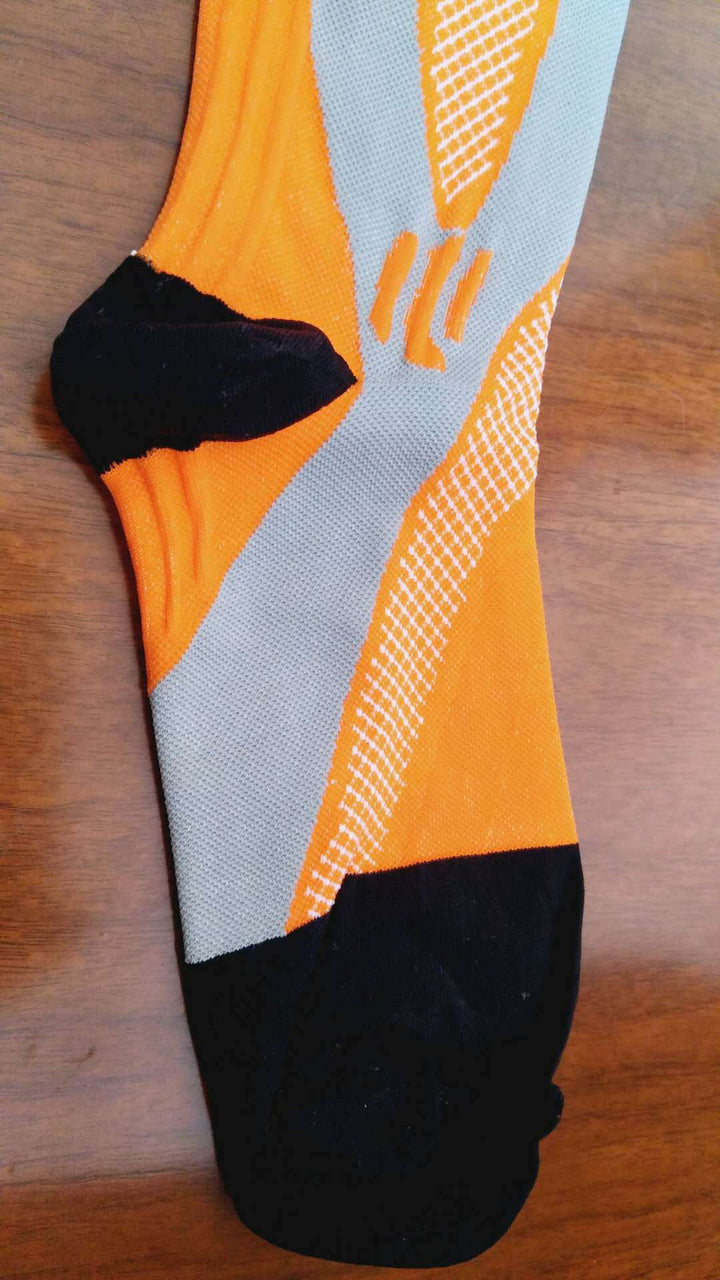Graduated compression knee socks for running